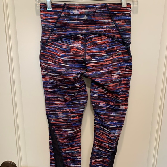 Lululemon Train Times 7/8 Tight 25”, Hinshu Alpine White/Multi, size 6 - Picture 5 of 10